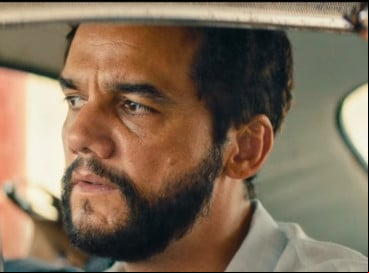 O longa se a em 1977, quando Marcelo (Wagner Moura) — especialista em tecnologia marcado pelo ado — retorna à sua cidade natal em busca de redenção.  