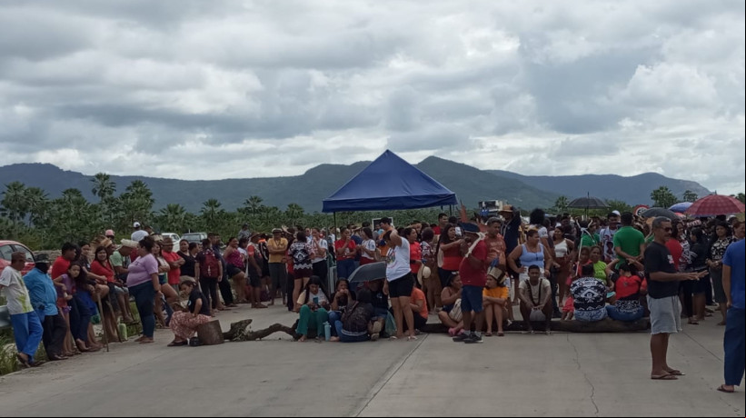 Indígenas tapebas protestam por melhorias na BR-222, em Caucaia, nesta terça-feira, 10