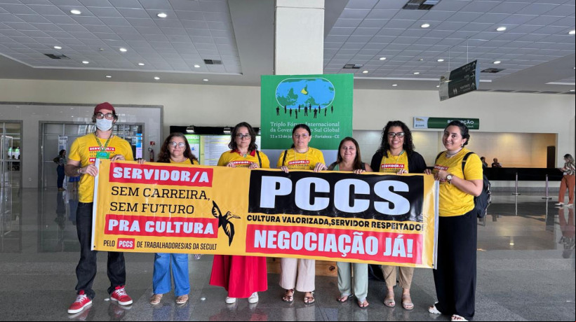 Servidores da Secretaria da Cultura do Ceará (Secult-CE) fizeram manifestação durante evento com presença de Elmano de Freitas; profissionais reivindicam Plano de Cargos, Carreiras e Salários (PCCS) na Cultura