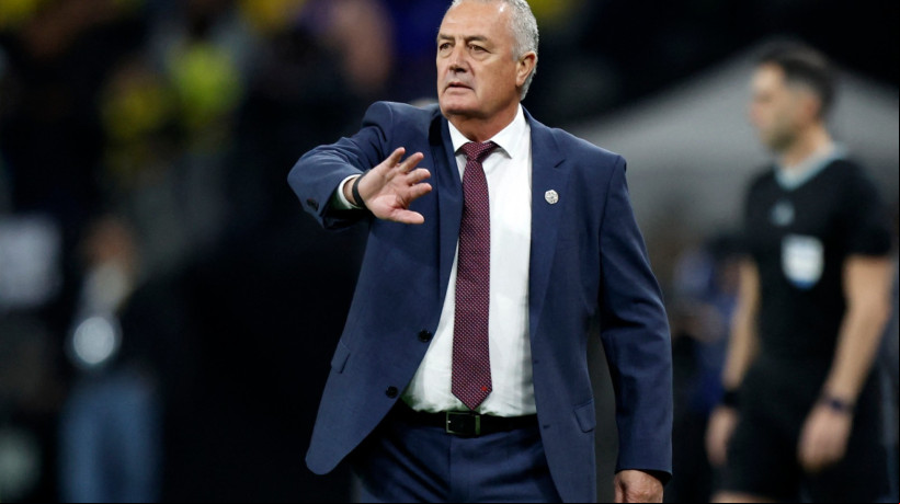 Técnico Gustavo Alfaro em ação sob o comando técnico da seleção paraguaia.