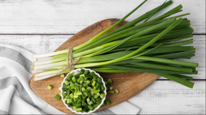A cebolinha verde Ã© rica em nutrientes que trazem inÃºmeros benefÃ­cios para a saÃºde (Imagem: New Africa | Shutterstock)  