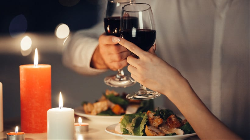 Com decorações especiais, jantar e preços variados, confira as opções em Fortaleza para o Dia dos Namorados.