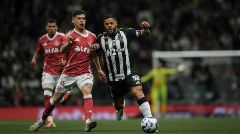 Ronaldo recebeu o terceiro cartão amarelo na derrota para o Atlético e não estará entre as opções do Colorado para o próximo duelo 